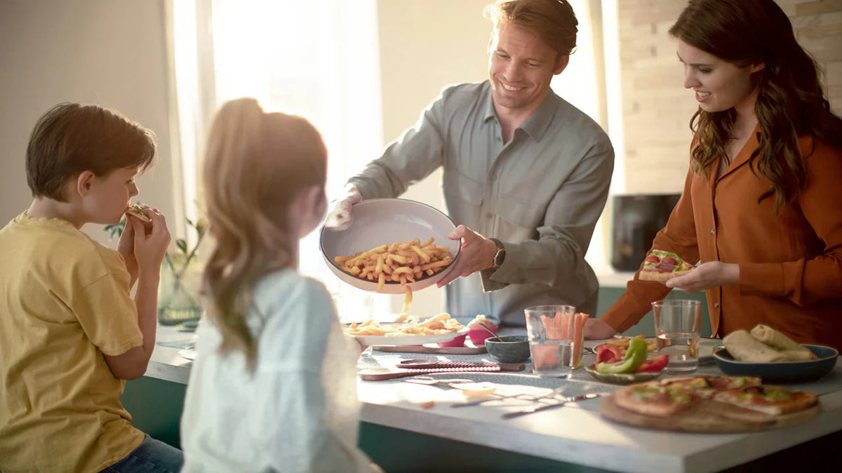 Una familia comparte alimentos en la cocina